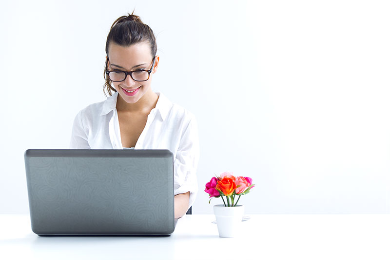 Impiegata al lavoro tramite smart working utilizza app Data Working di Telnet Data