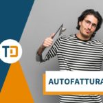 uomo tiene un'autofattura nella mano destra e si indica con la mano sinistra